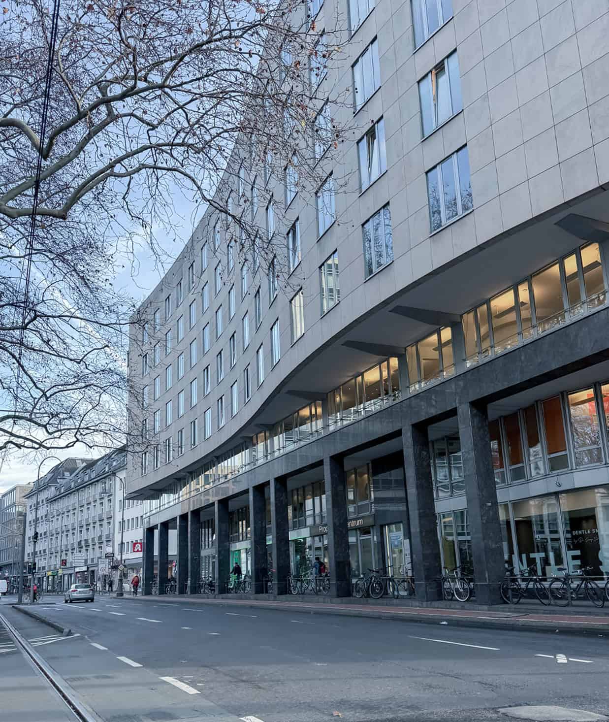 Praxisgebäude am Rudolfplatz in Köln mit Sitz eines kieferorthopädischen Fachlabors